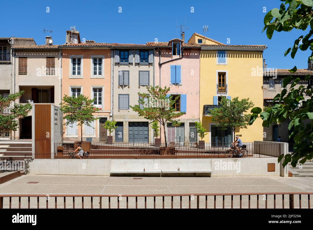 Bunte französische Häuser neben der Kathedrale Saint - Michel in Carcassonne, Frankreich. Stockfoto