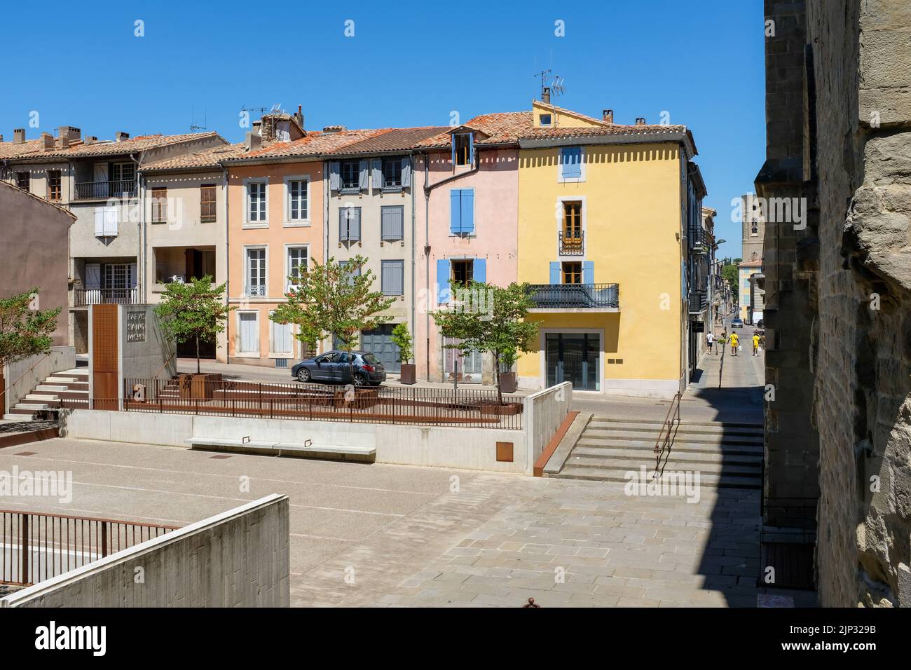 Bunte französische Häuser neben der Kathedrale Saint - Michel in Carcassonne, Frankreich. Stockfoto