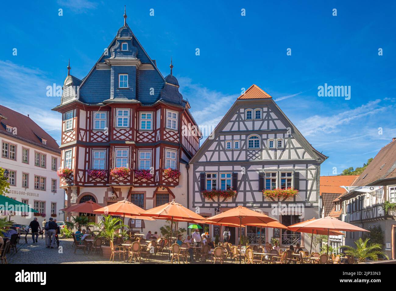 Heppenheim, Deutschland: August 07. 2022: Marktplatz mit Outdoor-Gastronomie in der gut erhaltenen mittelalterlichen Altstadt in Heppenheim in Süddeutschland Stockfoto