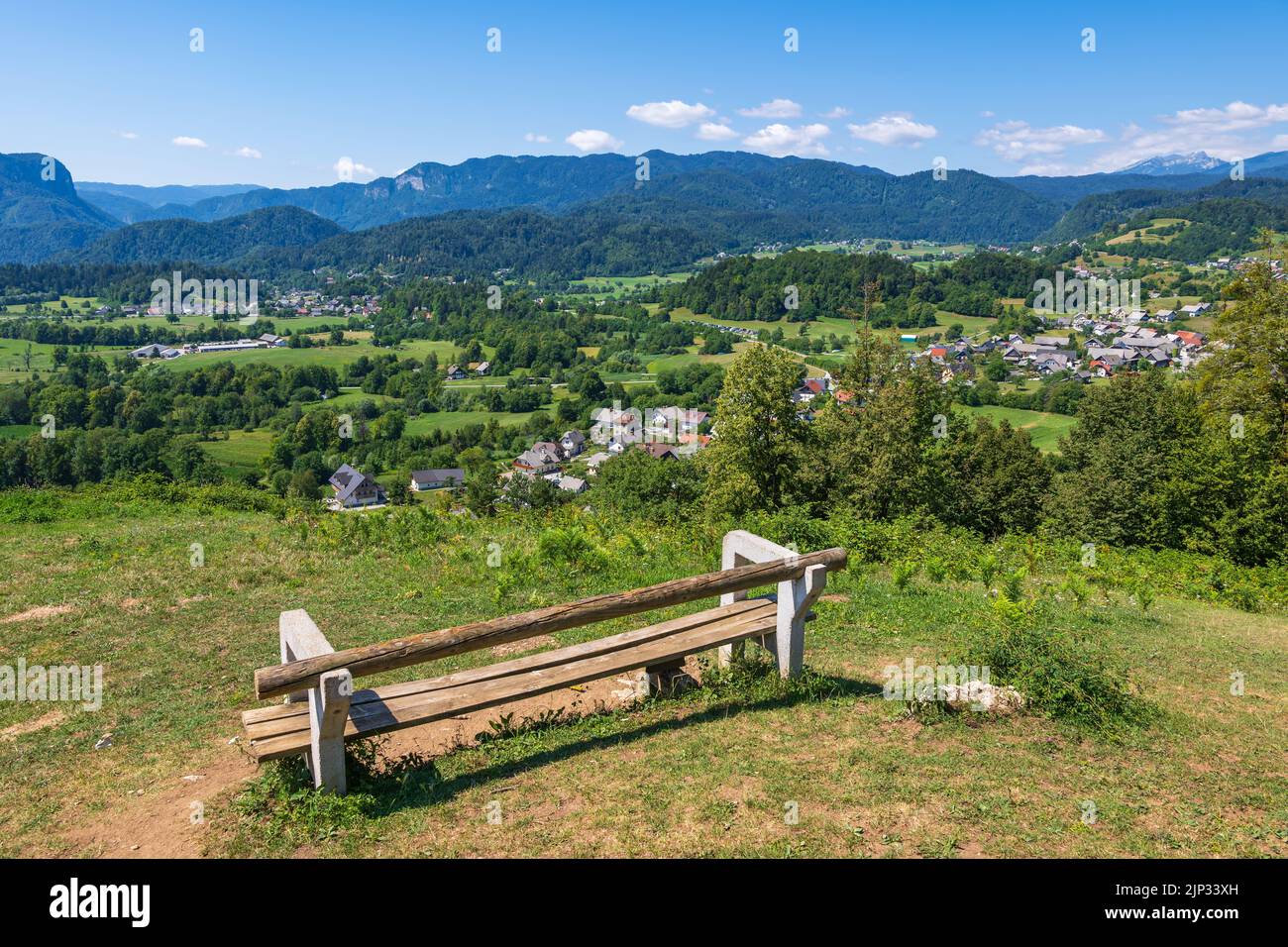 Nordslowenische Landschaft mit einer Bank und Blick auf die slowenische Landschaft in Oberkrain (Gorenjska), Grenze des Triglav National P Stockfoto