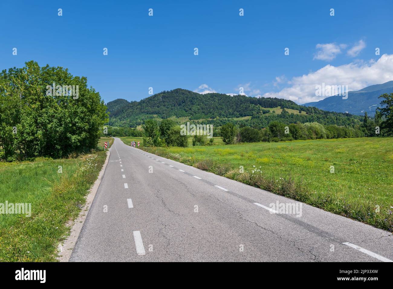 Landschaft Straßenlandschaft mit Hügeln und Wiesen im Norden Sloweniens, Oberkrain (Gorenjska) Region in Richtung Triglav Nationalpark. Stockfoto