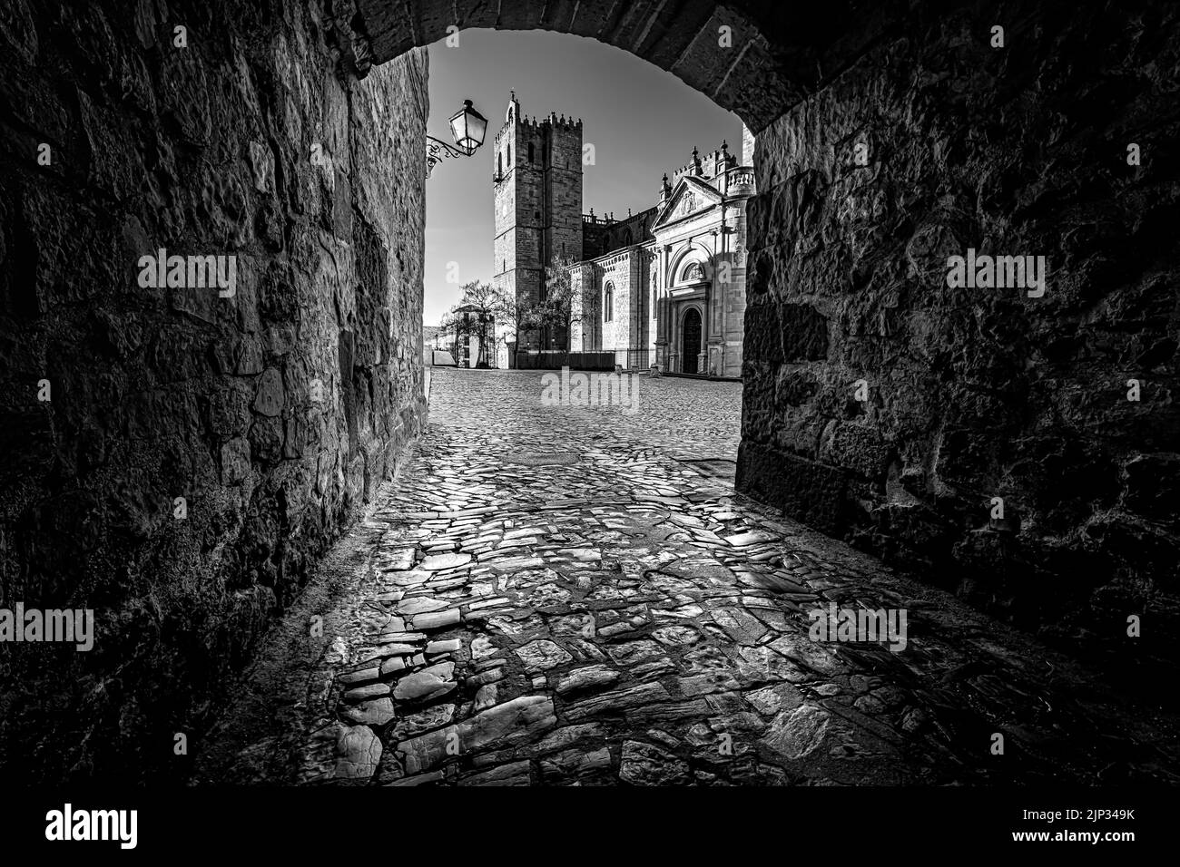 Licht am Ende des Tunnels in der mittelalterlichen Stadt Siguenza Guadalajara Spanien. Schwarzweiß-Foto. Spanien. Stockfoto