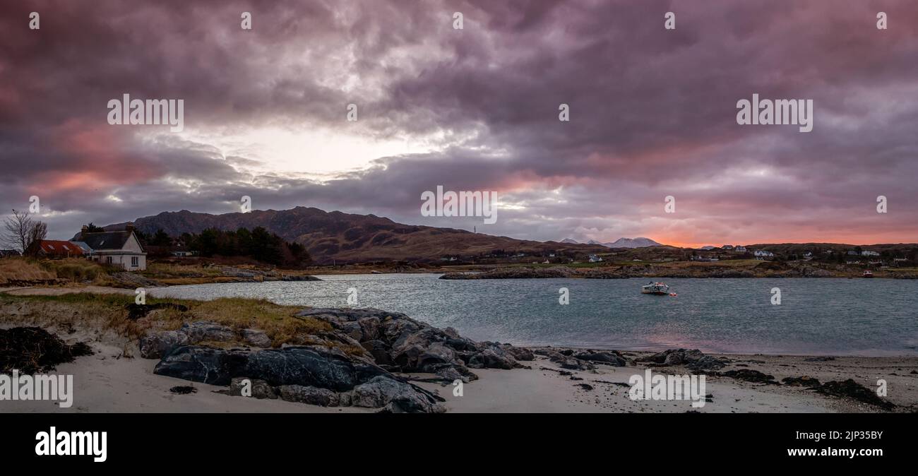 Schottische Landschaft - Panoramablick auf Schottlands Hochlandküste mit Crofter's Cottage mit Meerblick bei Sonnenaufgang, in der Nähe von Arisaig, Schottland, Großbritannien Stockfoto