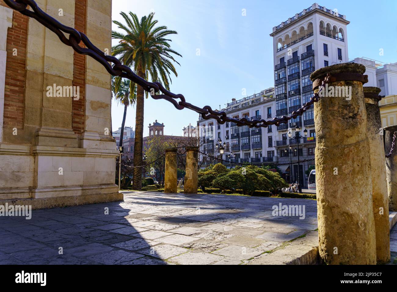 Blick auf die Stadt Sevilla mit ihren alten Gebäuden und Palmen im öffentlichen Garten. Spanien. Stockfoto