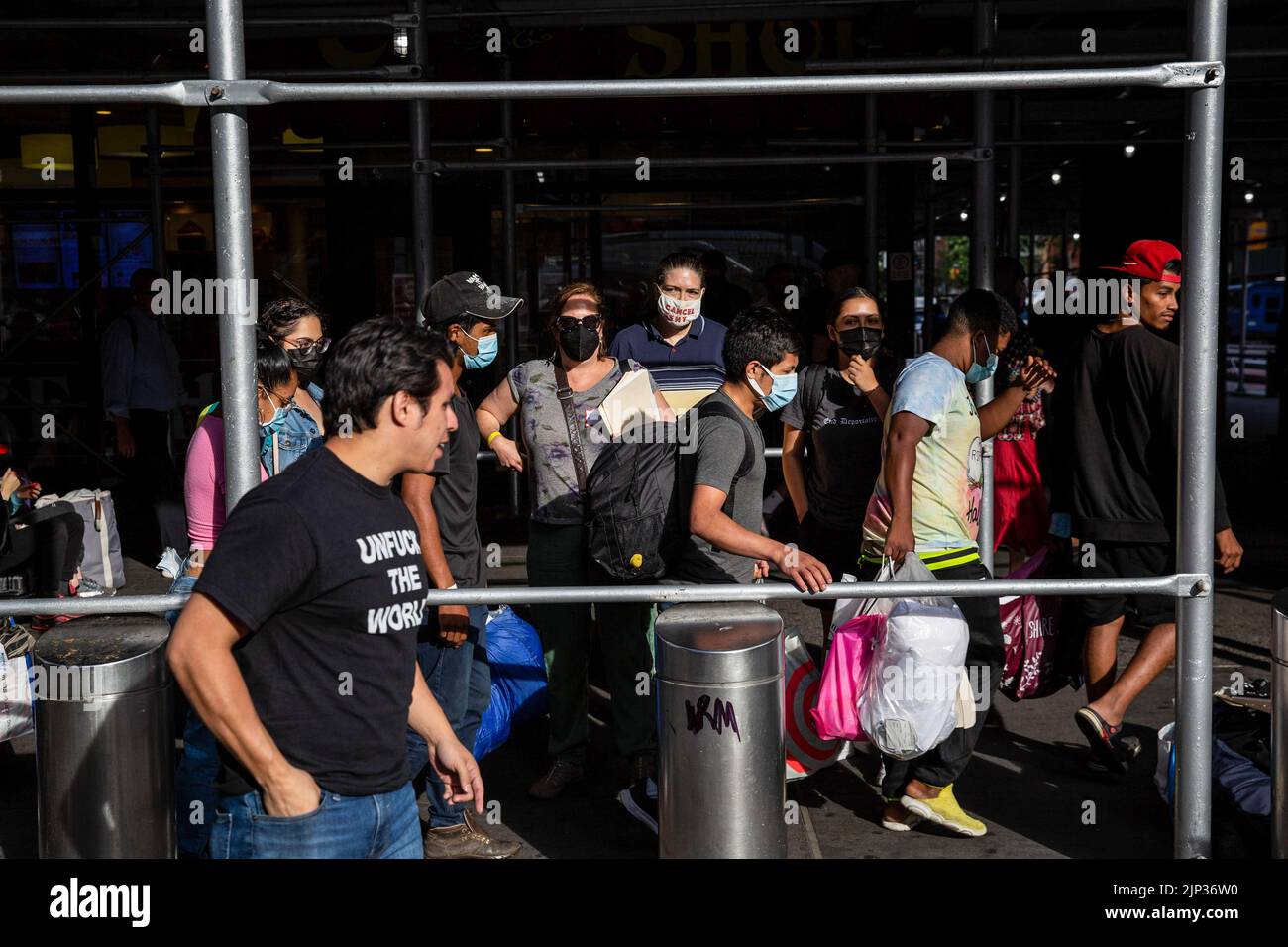 New York, USA, 15/08/2022, Migranten machen sich bereit, Port Authority zu verlassen. Ein Bus mit 52 Asylbewerbern aus Texas kam in Port Authority an. Nach Angaben von Kommissar Manuel Castro vom Büro des Bürgermeisters für Einwanderungsfragen, taten zwei von drei Bussen, die Texas verließen und anreisten, dies nicht. Der kommissar schätzt, dass etwa 120 Migranten, die nach New York City kommen sollen, unterwegs die Busse verlassen haben. Viele der Asylbewerber waren hungrig und krank, wurden Berichten zufolge gezwungen, ihre Rechte unter Zwang abzuzeichnen und wurden entweder von staatlichen Strafverfolgungsbehörden oder privaten Personen begleitet Stockfoto