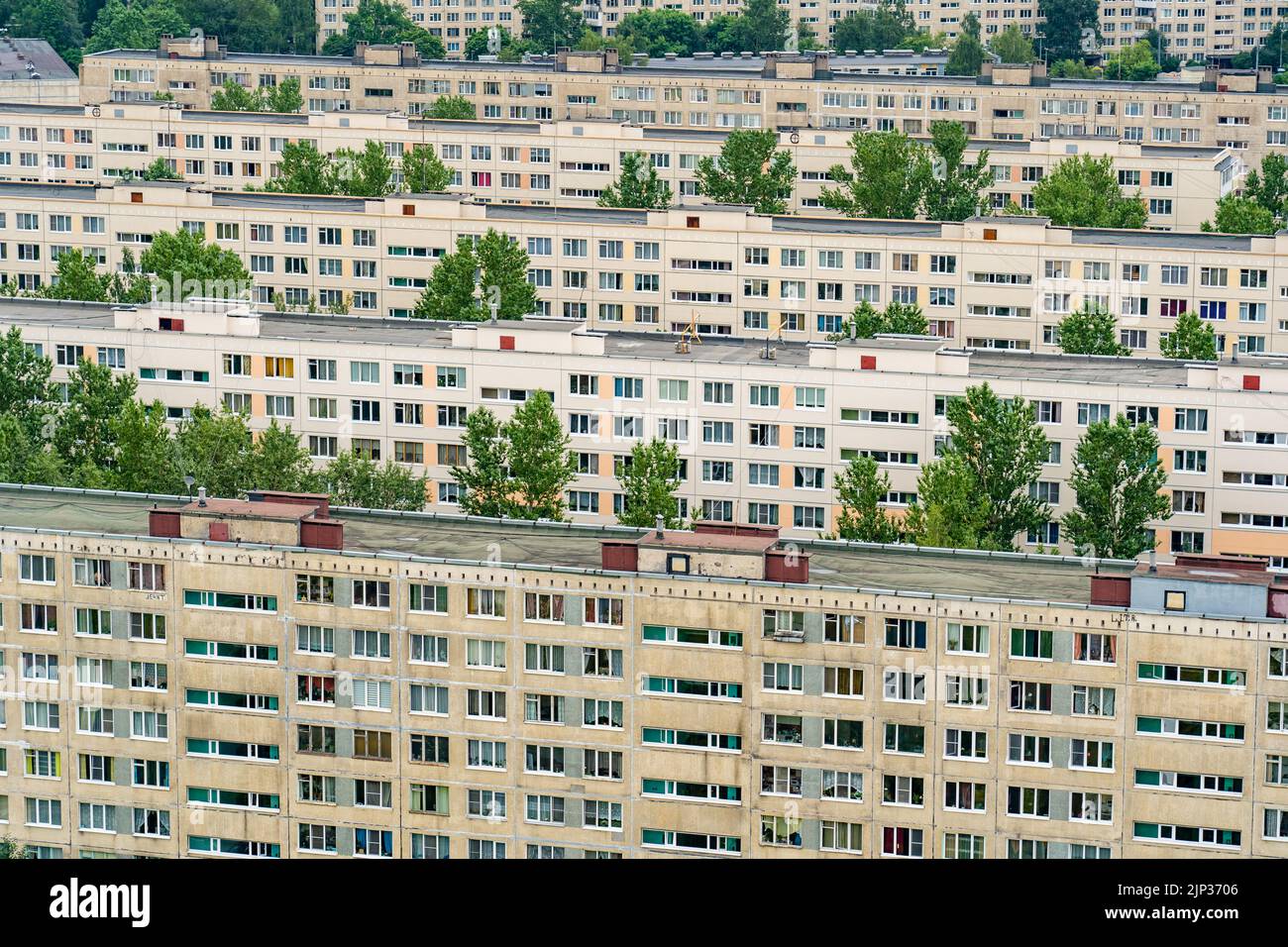 Mehrstöckige Wohnhäuser in einem Wohngebiet. Stockfoto