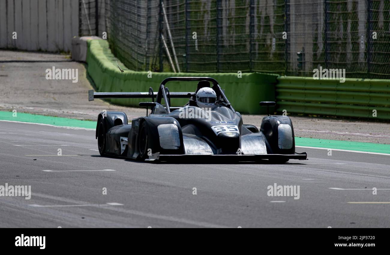 Rennwagen-Prototyp auf gerader Rennstrecke Motorsport-Action. Vallelunga, Italien. April 30 2022, Rennwochenende Stockfoto