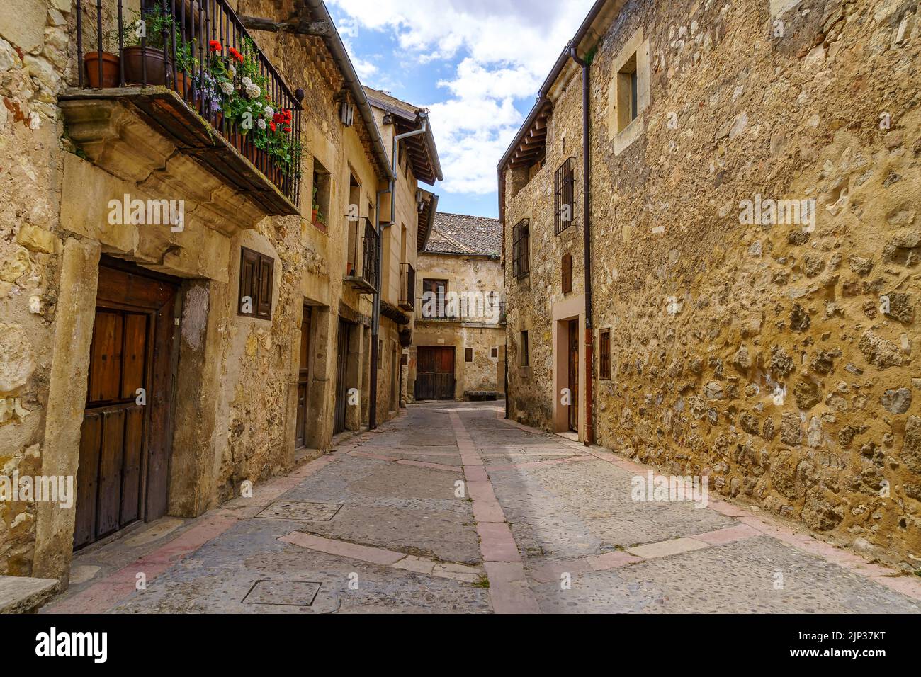 Mittelalterliche Altstadt mit Steinhäusern, alten Türen und Fenstern, gepflasterten Straßen und malerischer Atmosphäre. Pedraza, Segovia, Spanien, Europa. Stockfoto