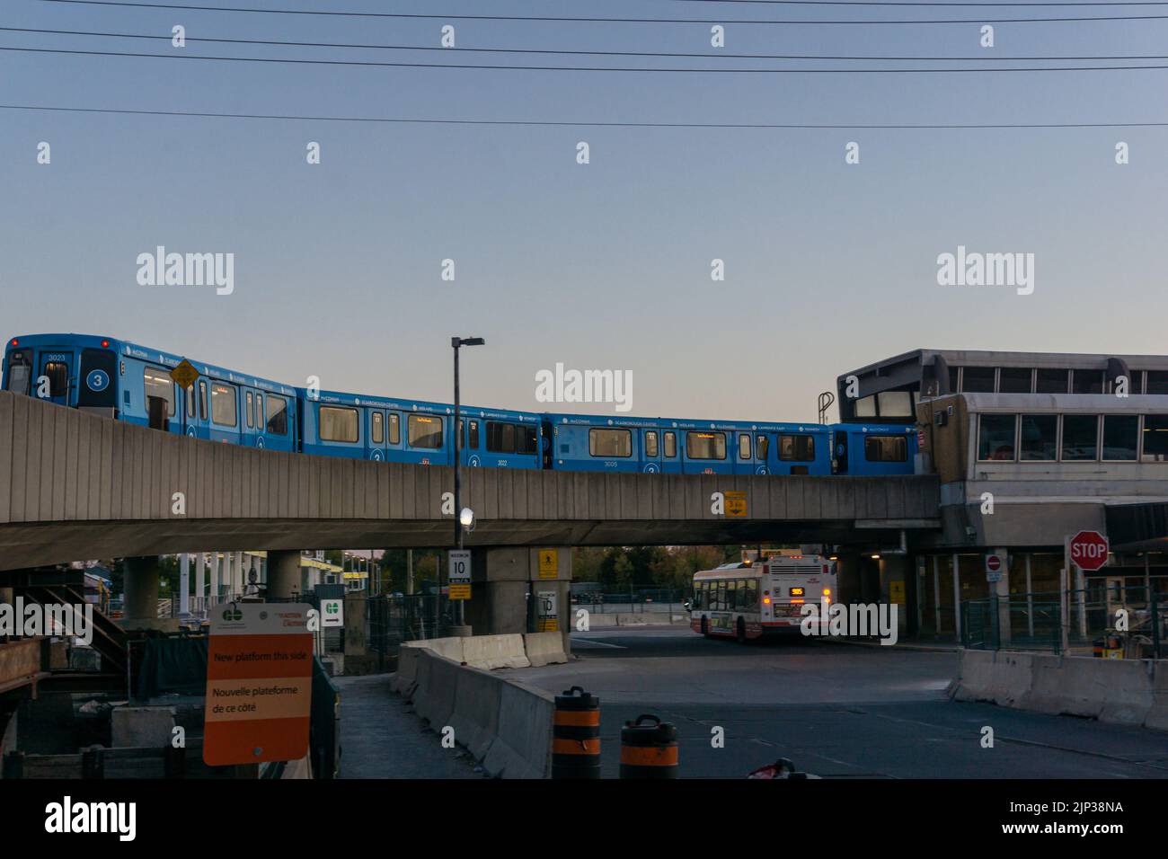 Toronto, Kanada, Oktober 2020 - Blue Scarborough Rapid Transit fährt über die Hochbahn in den Kennedy-Bahnhof ein Stockfoto