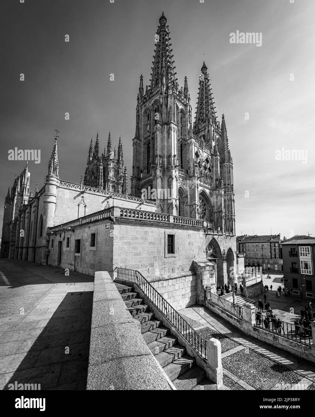 Gotische Kathedrale von Burgos bei Tag und mit klarem blauen Himmel. Weitwinkelfoto. Schwarzweiß. Stockfoto