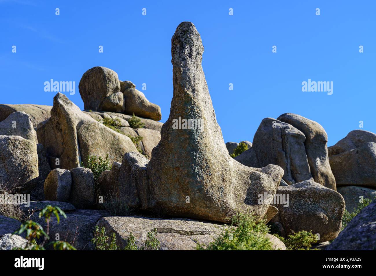 Berglandschaft aus großen Granitfelsen, hohen Steinformationen mit verschiedenen spektakulären Formen. Stadt, Valdemanco, Madrid. Stockfoto