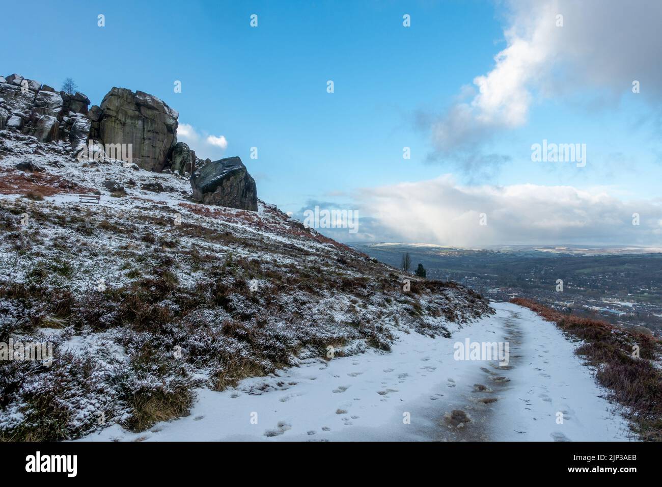 Landschaften im Vereinigten Königreich: Schnee an der berühmten Touristenattraktion Cow and Calf Rocks am Ilkley Moor in West Yorkshire, England, Großbritannien Stockfoto