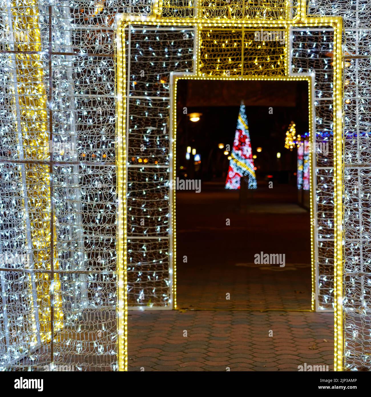 Weihnachtsbeleuchtung und Dekoration in der Nacht auf der öffentlichen Straße. Helle und lebendige Farben. Spanien. Stockfoto