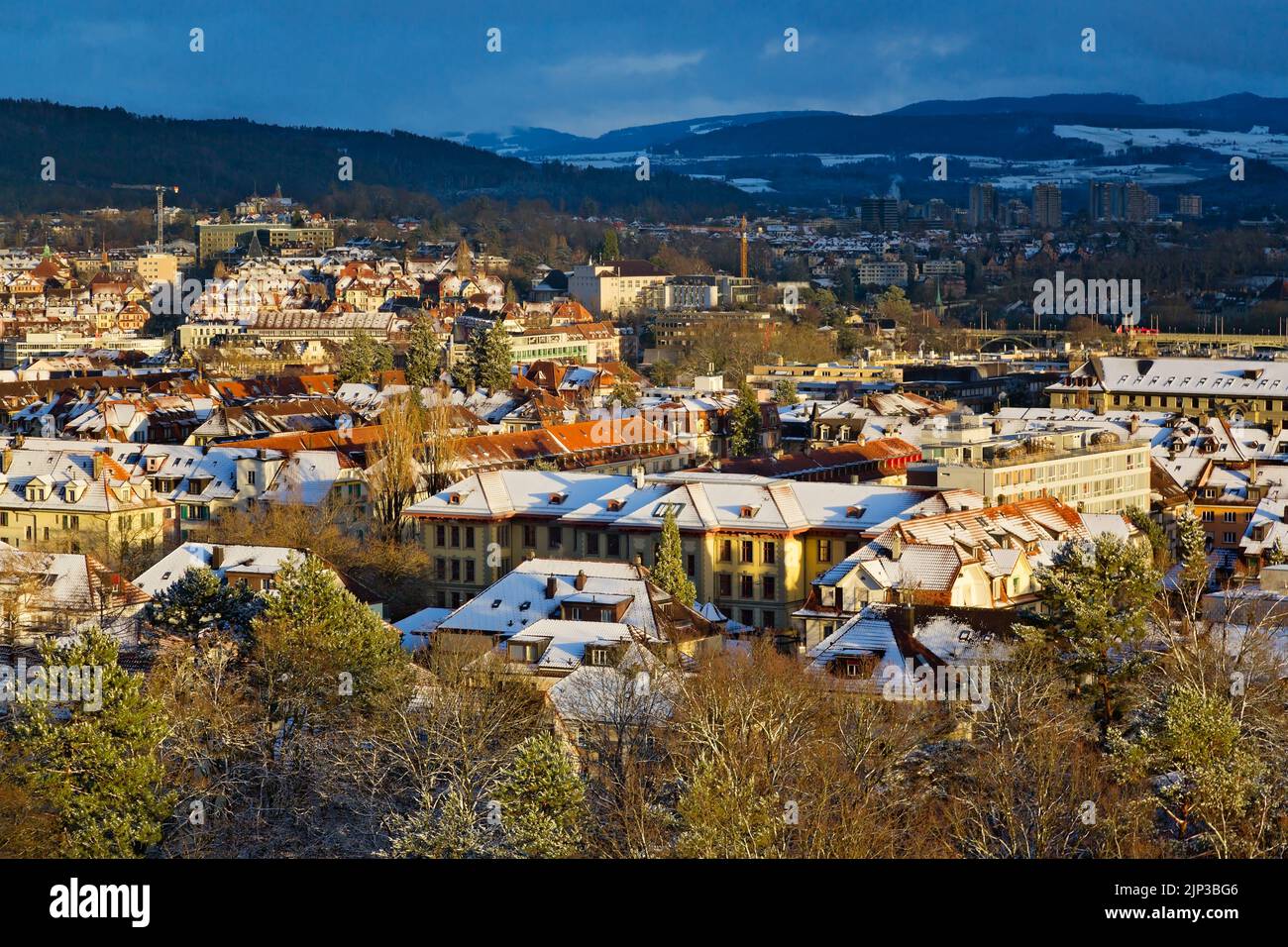 Panoramablick auf die Altstadt von Bern und das berner Hochland im Winter, Hauptstadt der Schweiz Stockfoto