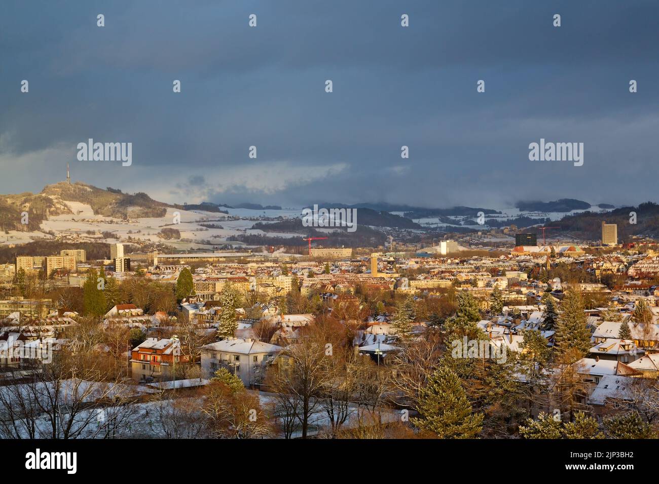 Panoramablick auf die Altstadt von Bern und das berner Hochland im Winter, Hauptstadt der Schweiz Stockfoto