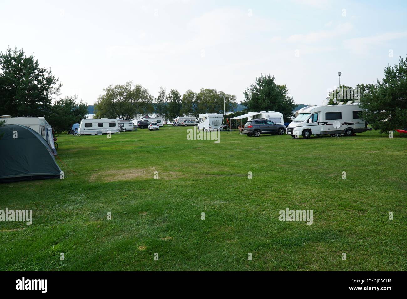 Campingplatz mit Wohnwagen und Wohnmobile Stockfoto