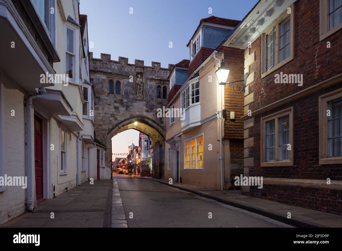 Abend am North Gate in der High Street in Salisbury, Wiltshire, England. Stockfoto