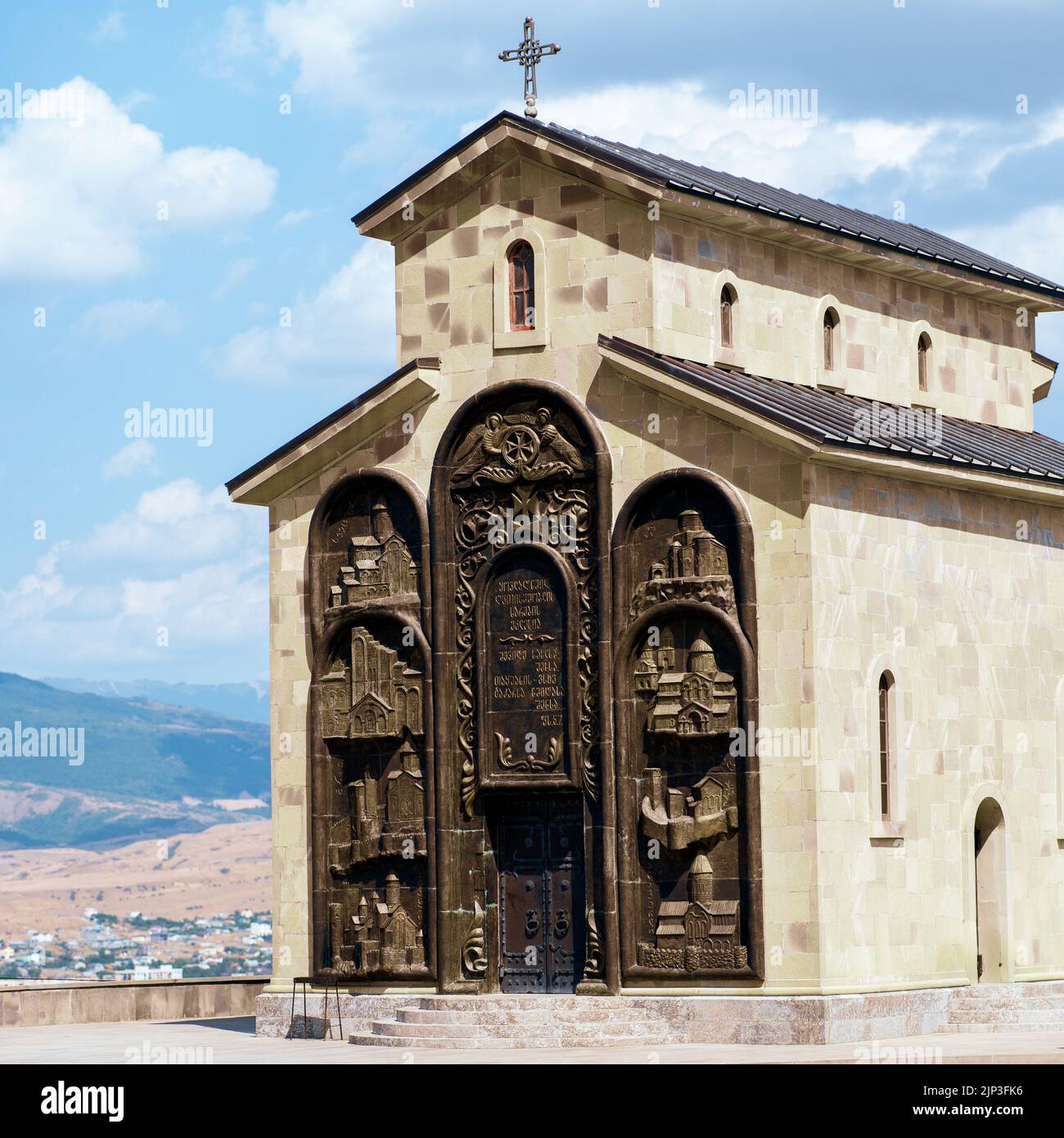 Eine kleine Kirche auf dem Hügel neben dem Denkmal der Chronik von Georgien, in Tiflis Stockfoto