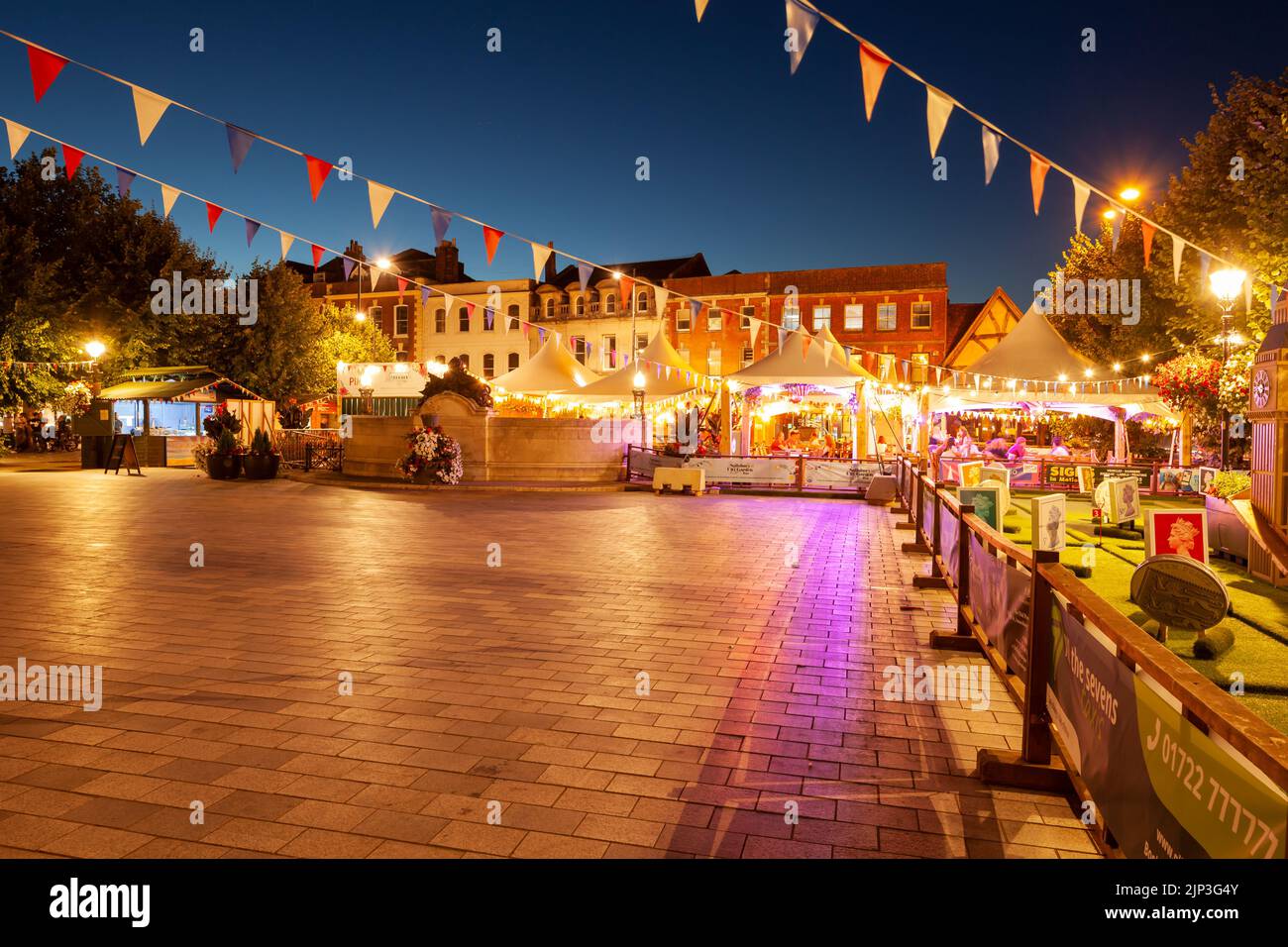 Abend auf dem Market Place in Salisbury, Wiltshire, England. Stockfoto