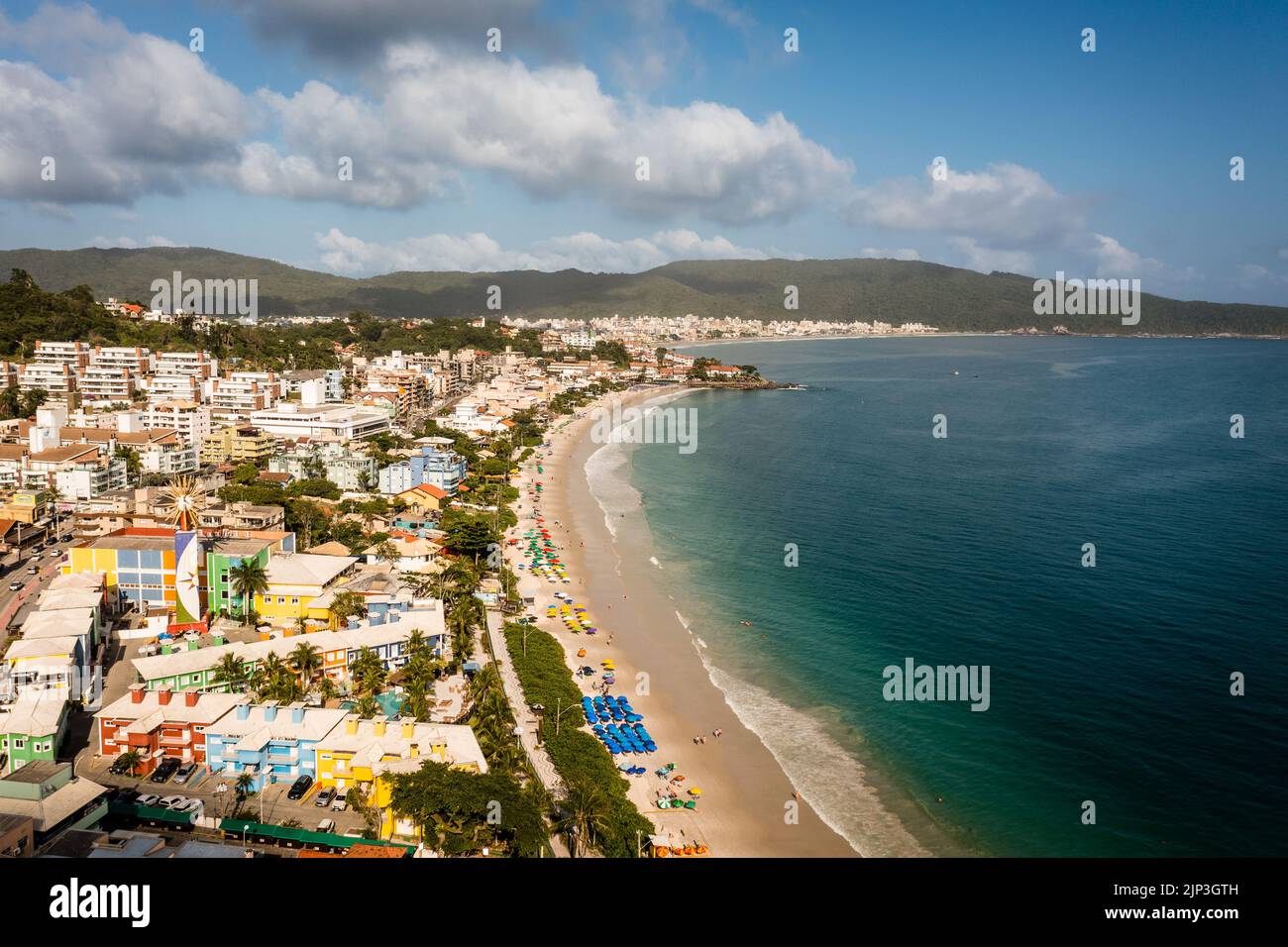 Luftaufnahme der Küste und der Strände in der Kurstadt Bombinhas, Brasilien Stockfoto