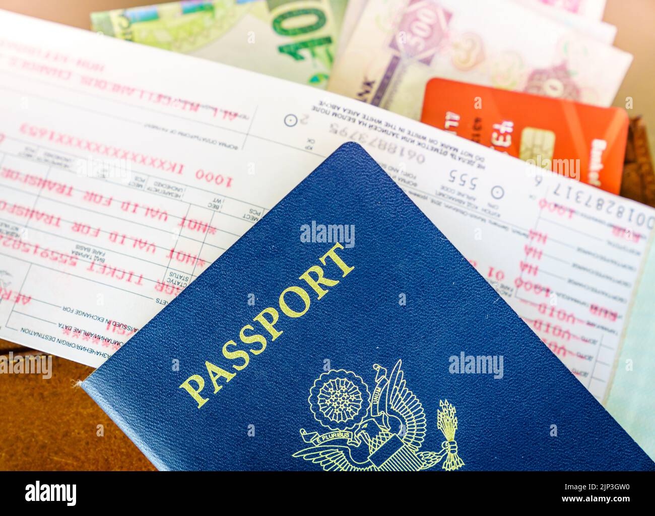 Reisebedarf: Reisepass, Flugtickets und Geld Stockfoto