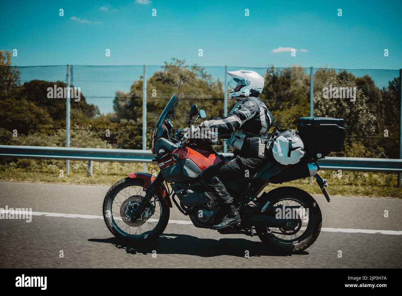 Ein Rennfahrer in Sportbekleidung auf einem Motorrad auf einer Autobahn Stockfoto