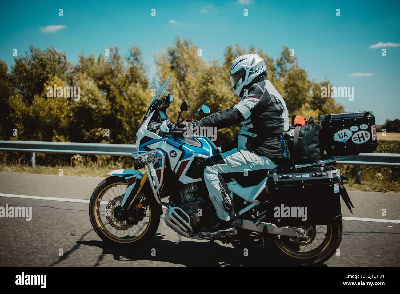 Ein Rennfahrer in Sportbekleidung auf einem Motorrad auf einer Autobahn Stockfoto