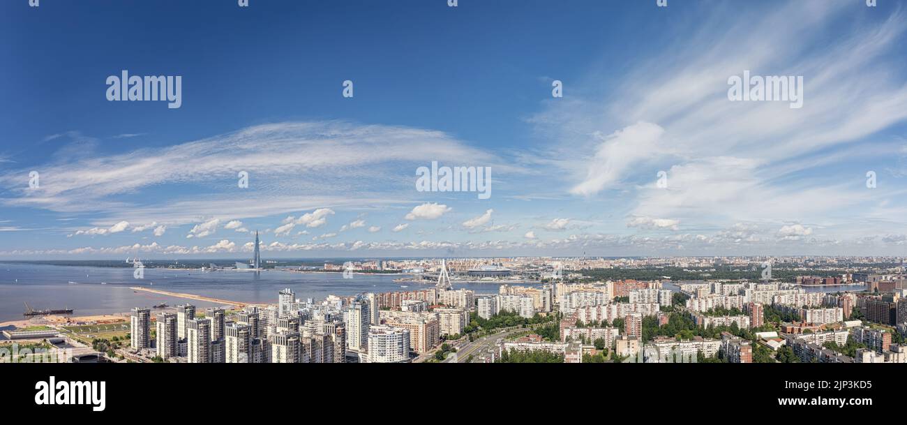 Schöne Meerseite Luftpanorama Ansicht nach Sankt Petersburg, Russland. Erhöhte Straße, Brücke, dramatischer Himmel und Stadt bei sonnigem Tag Stockfoto