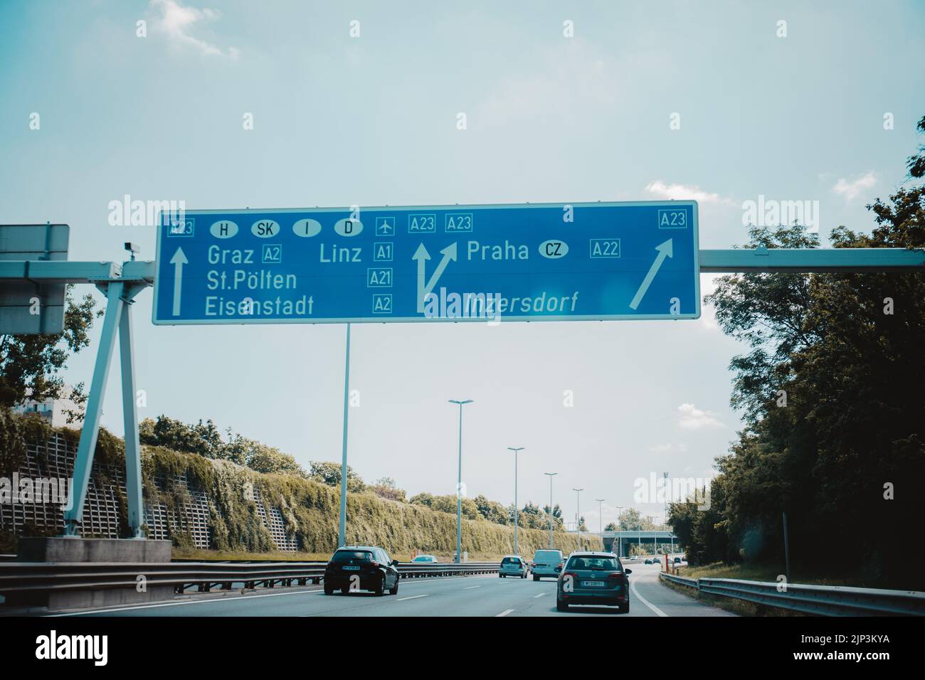 Ein blaues Autobahnschild in Wien, Österreich mit Hinweisen, die den Weg zu den Städten weisen Stockfoto
