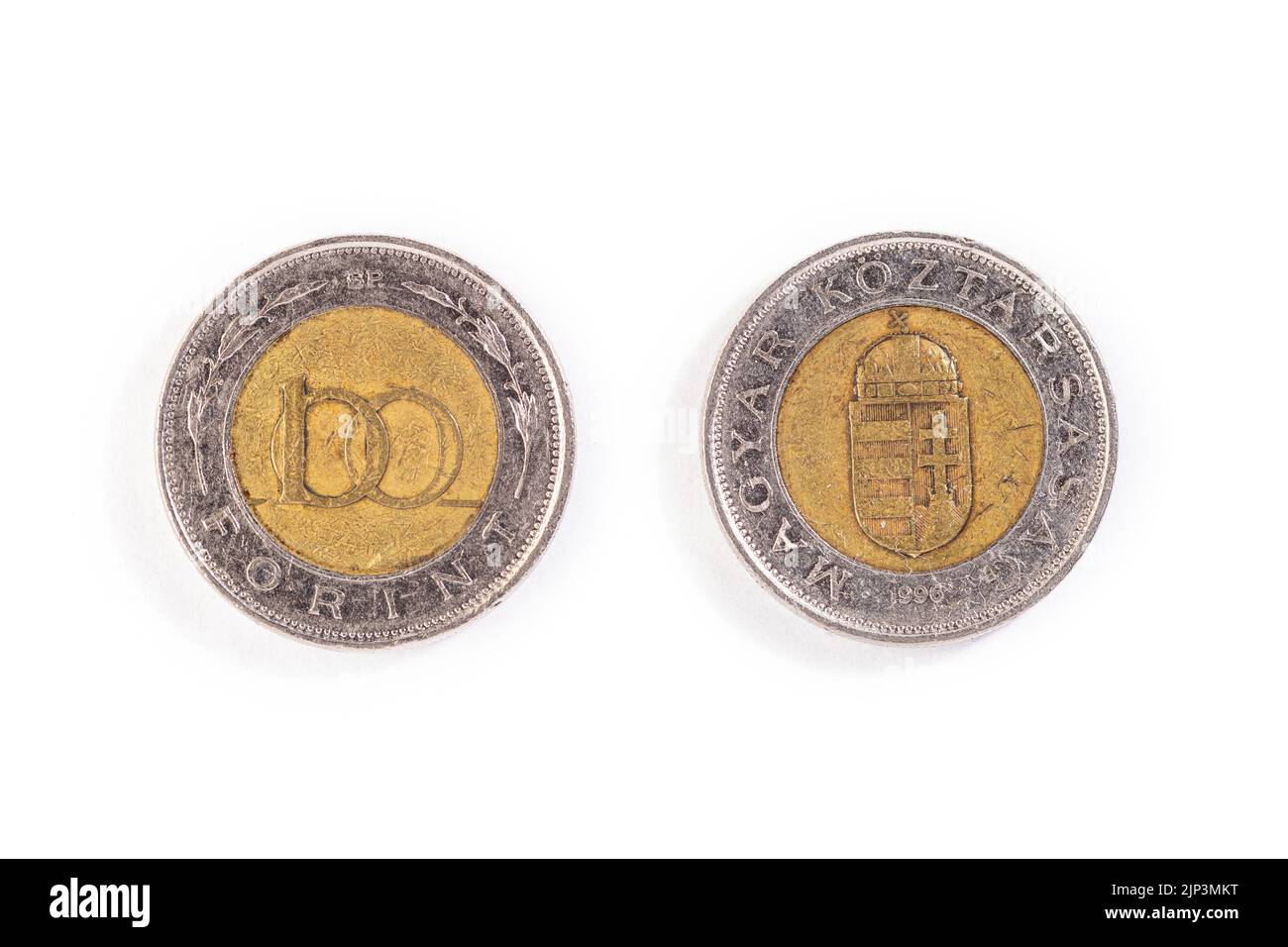Nahaufnahme der ungarischen Landeswährung, 100 Forint-Münzen isoliert auf weißem Hintergrund Stockfoto