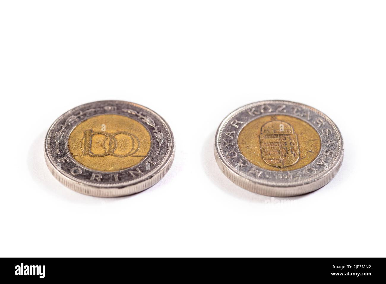 Nahaufnahme der ungarischen Landeswährung, 100 Forint-Münzen isoliert auf weißem Hintergrund Stockfoto