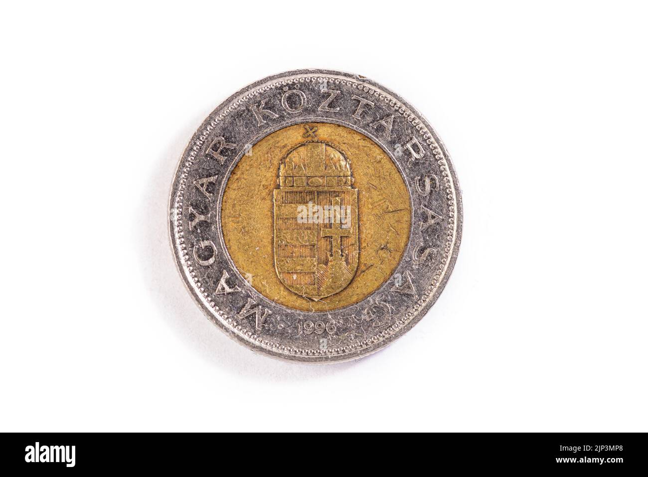 Eine Nahaufnahme der ungarischen Landeswährung, eine 100-Forint-Münze, isoliert auf weißem Hintergrund Stockfoto