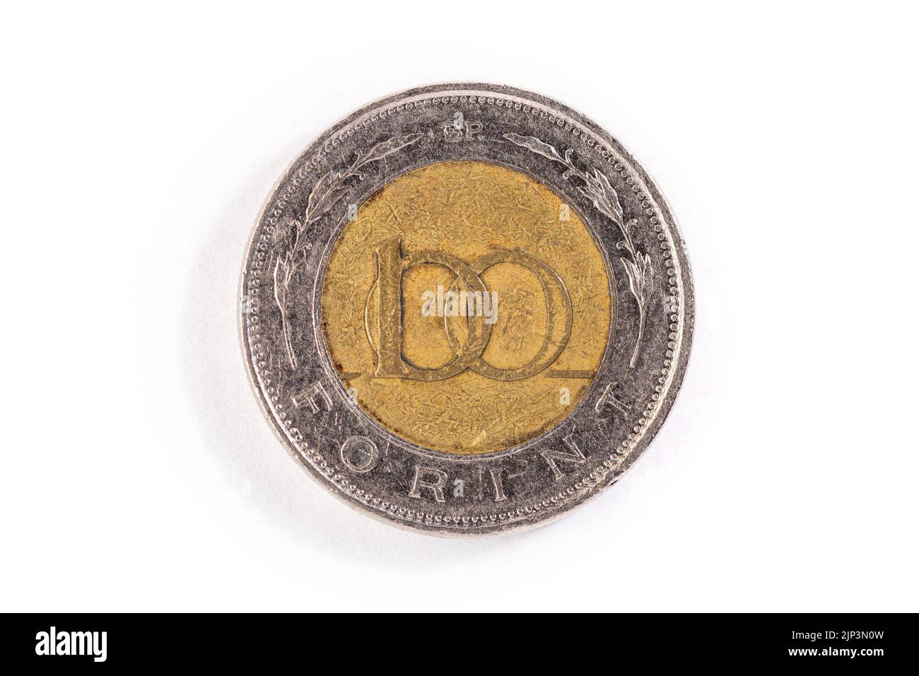 Eine Nahaufnahme der ungarischen Landeswährung, eine 100-Forint-Münze, isoliert auf weißem Hintergrund Stockfoto