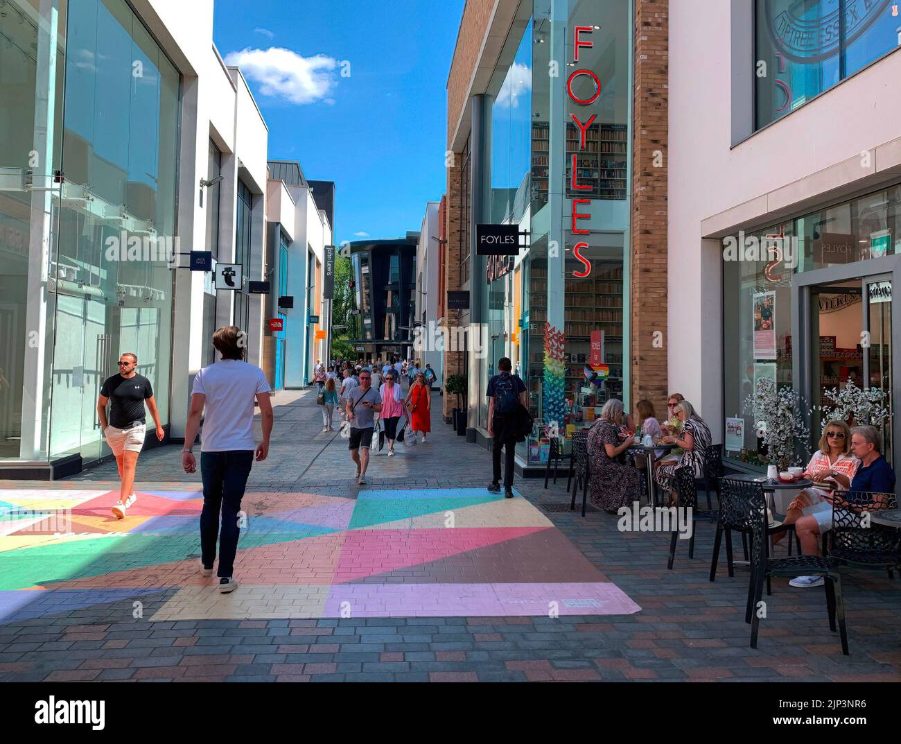 Menschen, die vor einem Café in der Bond Street, Chelmsford, Essex, Großbritannien, spazieren und sitzen. Stockfoto