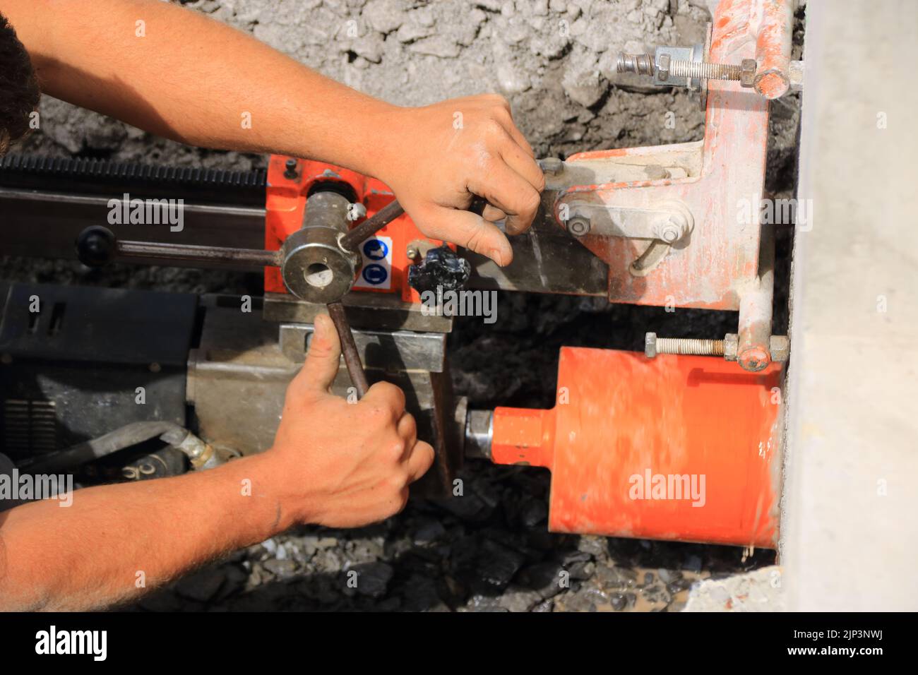 Arbeiter bohrt ein Kernloch in eine Hauswand Stockfoto