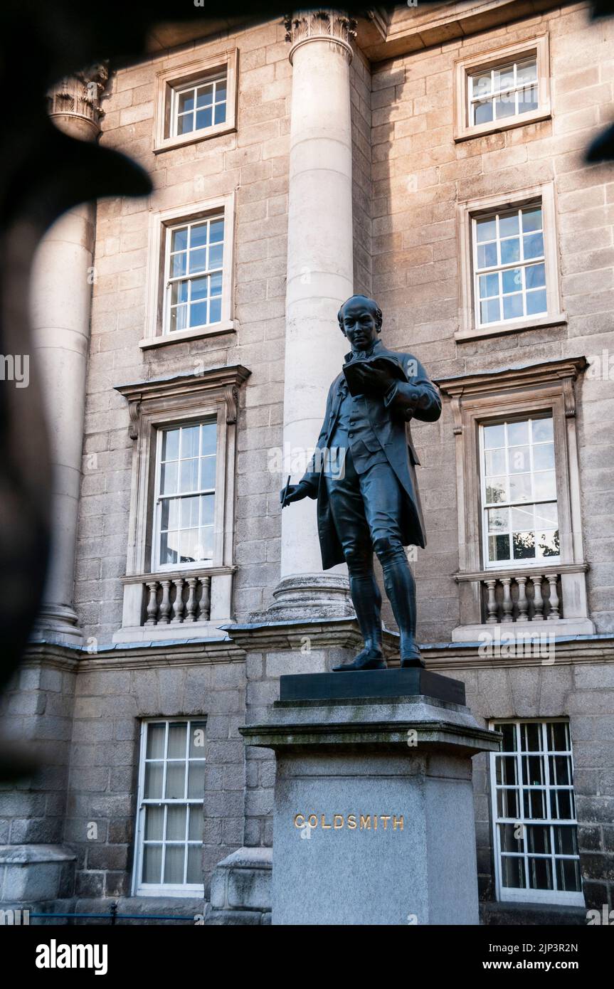 Statue von Oliver Goldsmith am Trinity College, Dublin. Stockfoto