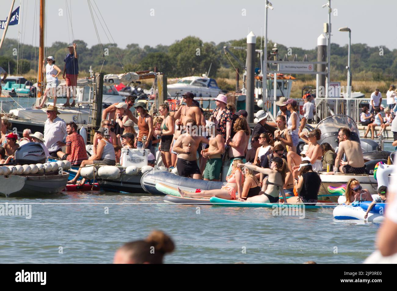 West Mersea Town Regatta auf Mersea Island in Essex. Menschenmengen, die am Regatta-Tag die Sonne genießen. Stockfoto