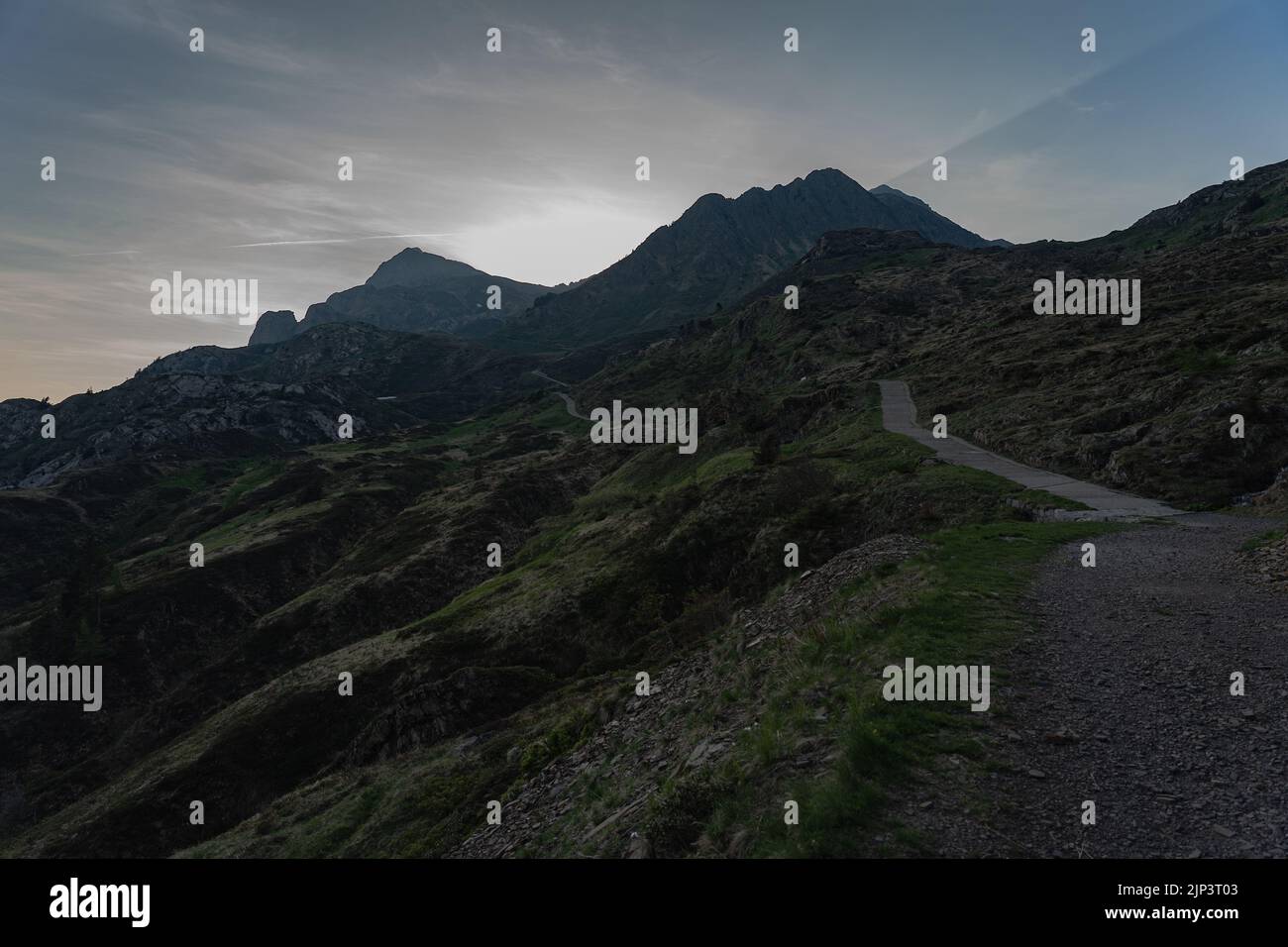 Eine Landschaft der Karnischen Alpen mit blauem Himmel oben in Italien, Paluzza, Friaul-Julisch Venetien bei Sonnenuntergang Stockfoto