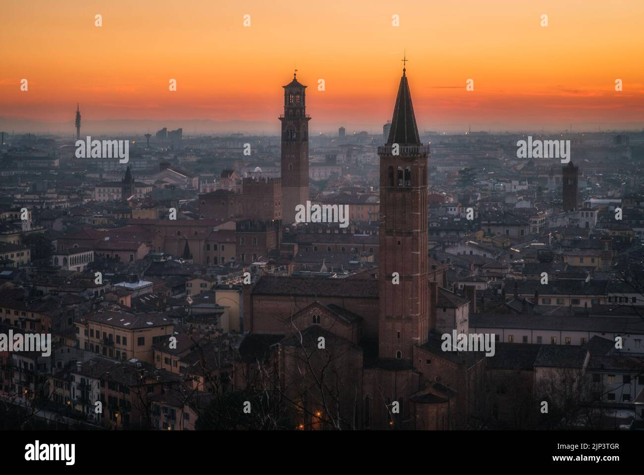 Schöne Stadt Verona bei Sonnenuntergang, Italien Stockfoto