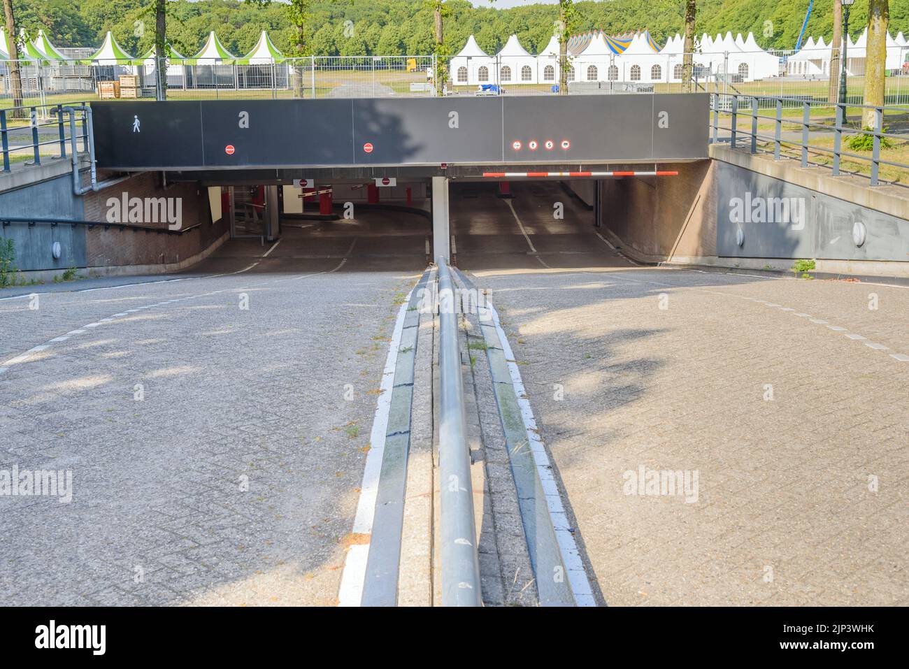 Eingang einer Tiefgarage in der Nähe eines öffentlichen Parks in der Innenstadt an einem sonnigen Sommertag Stockfoto
