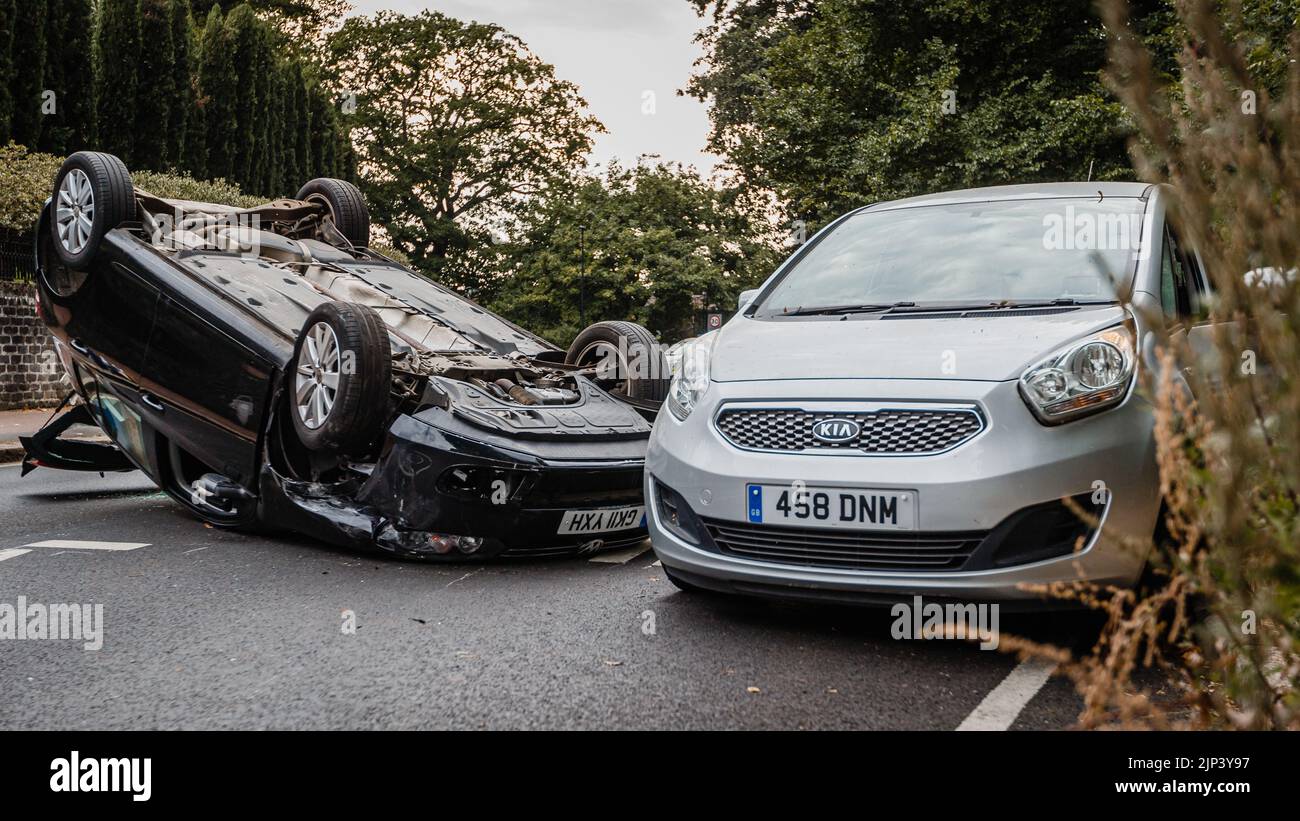 Ein Autounfall mit einem umgedrehten Fahrzeug auf einer Straße in London. Stockfoto