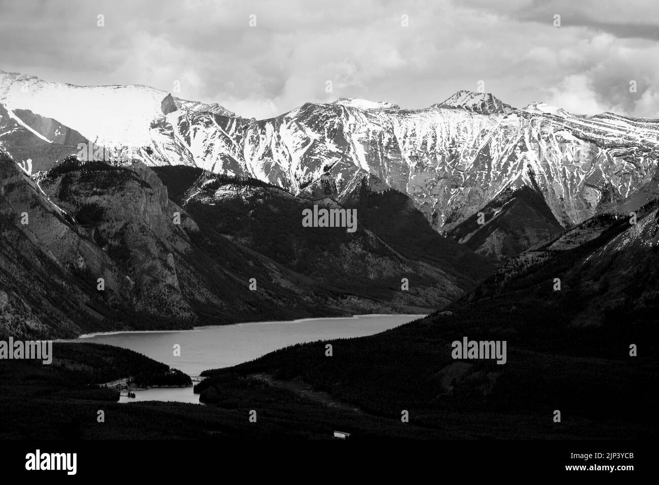Eine Graustufenansicht von schneebedeckten Bergen Stockfoto