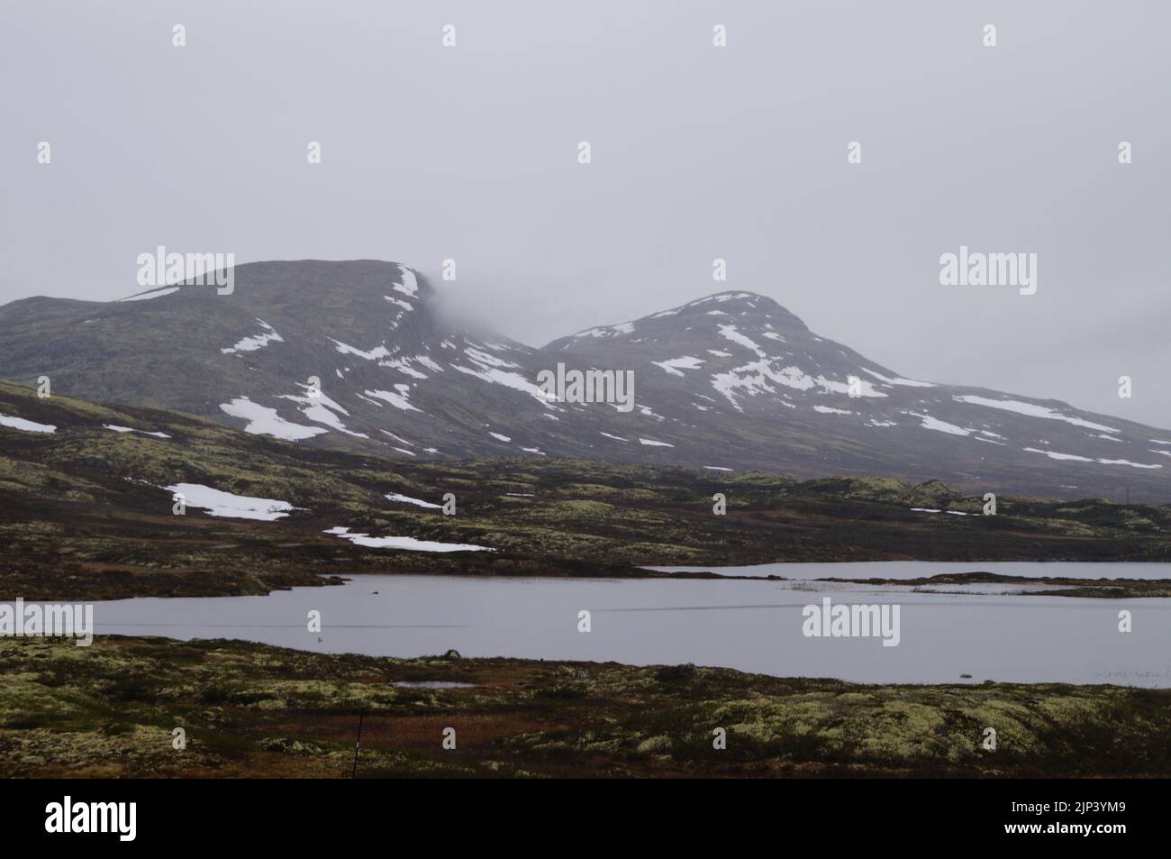 Eine Landschaft aus Bergen und Seen bei nebligen Wetterbedingungen in Oslo, Norwegen Stockfoto