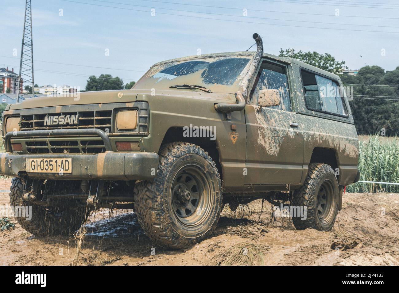 Ein Geländewagen Nissan Patrol Classic, der im Schlamm läuft Stockfoto