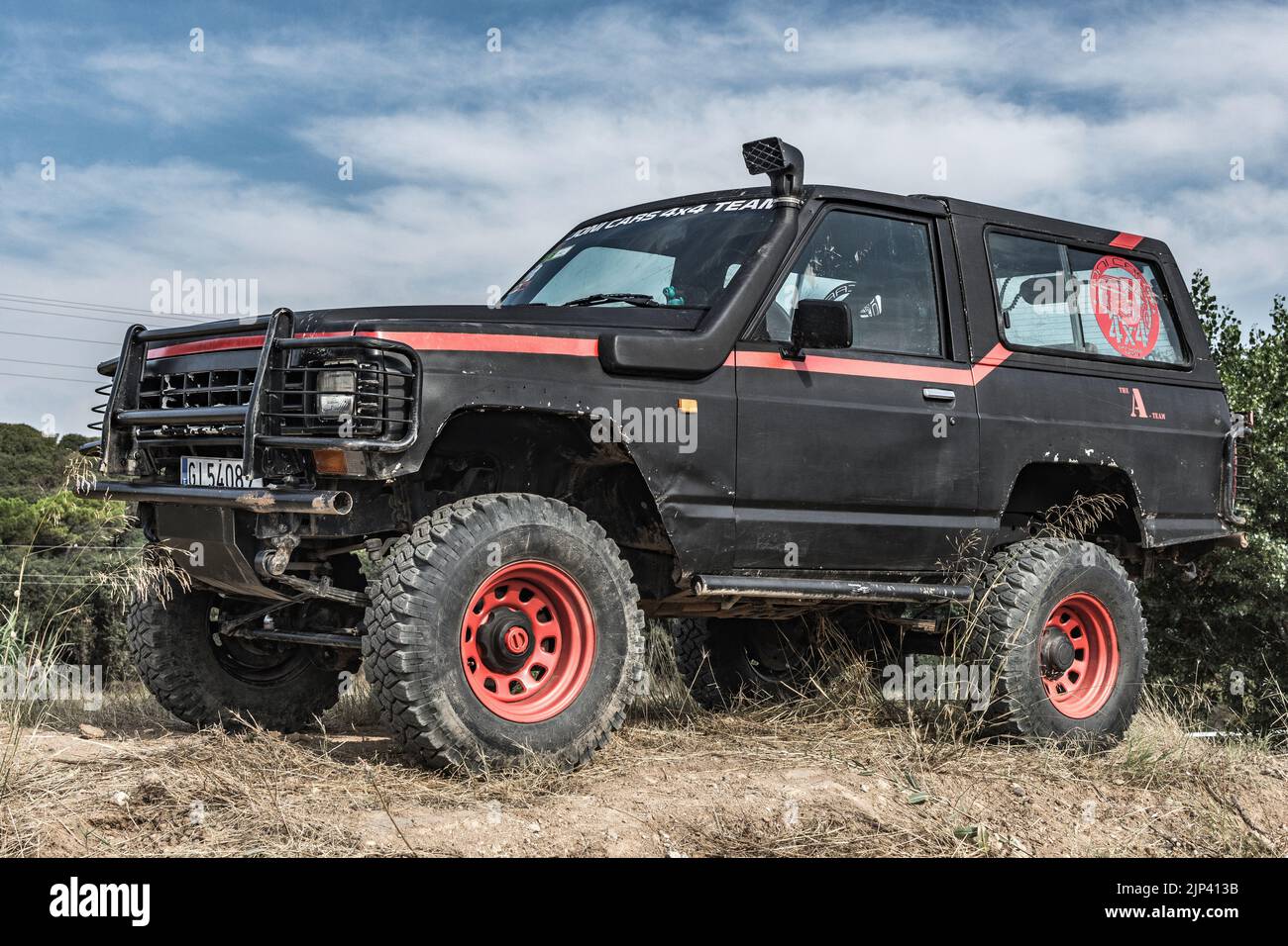 Ein Geländewagen Nissan Patrol Classic, der im Schlamm läuft Stockfoto