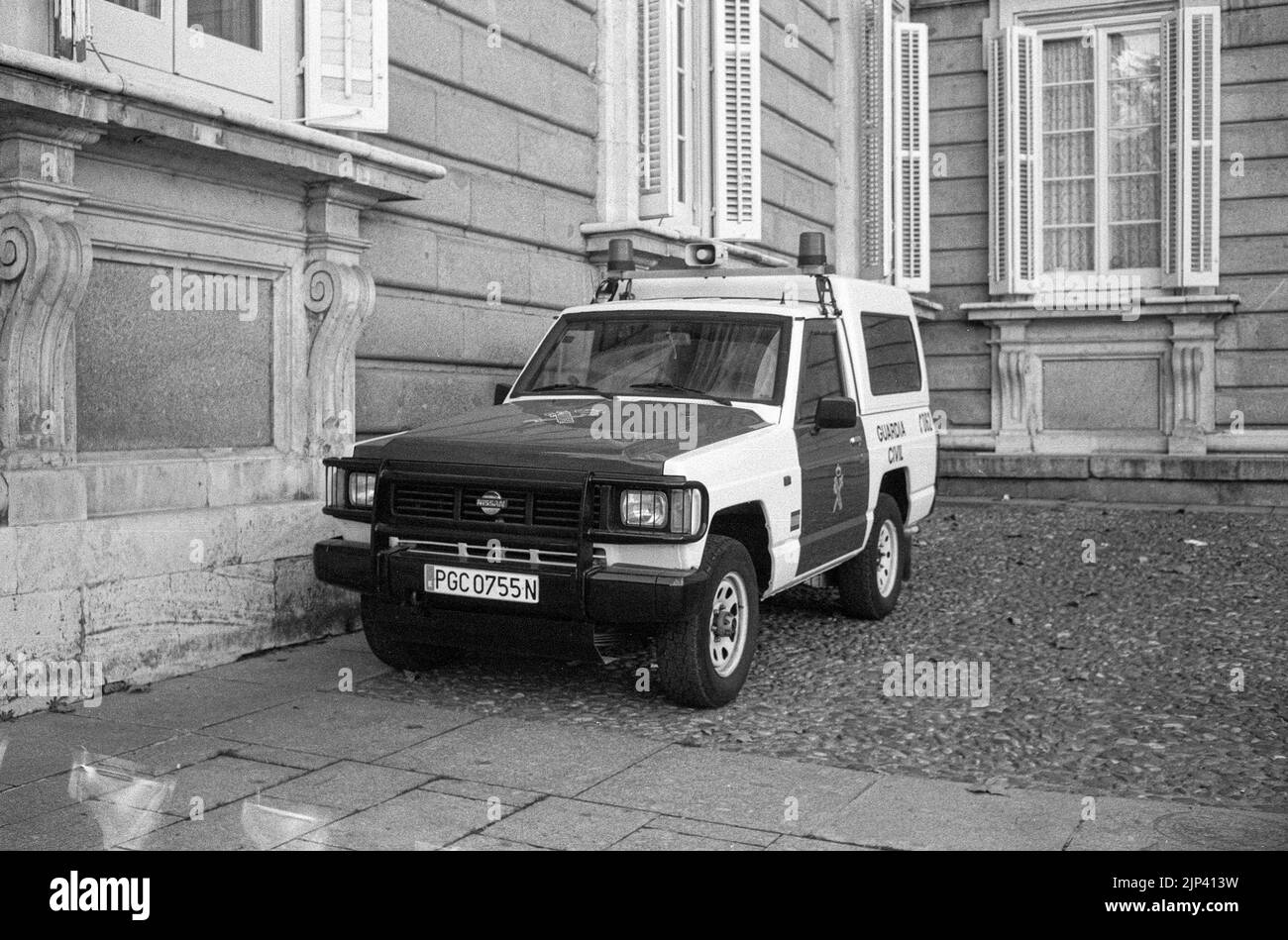Ein klassischer geländewagen der spanischen Polizei, Guardia Civil Nissan Patrol, parkte auf der Straße Stockfoto
