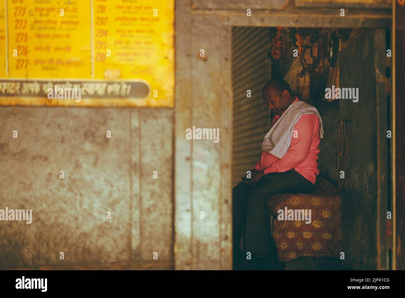 Ein indischer Mann mit seinem Smartphone Stockfoto