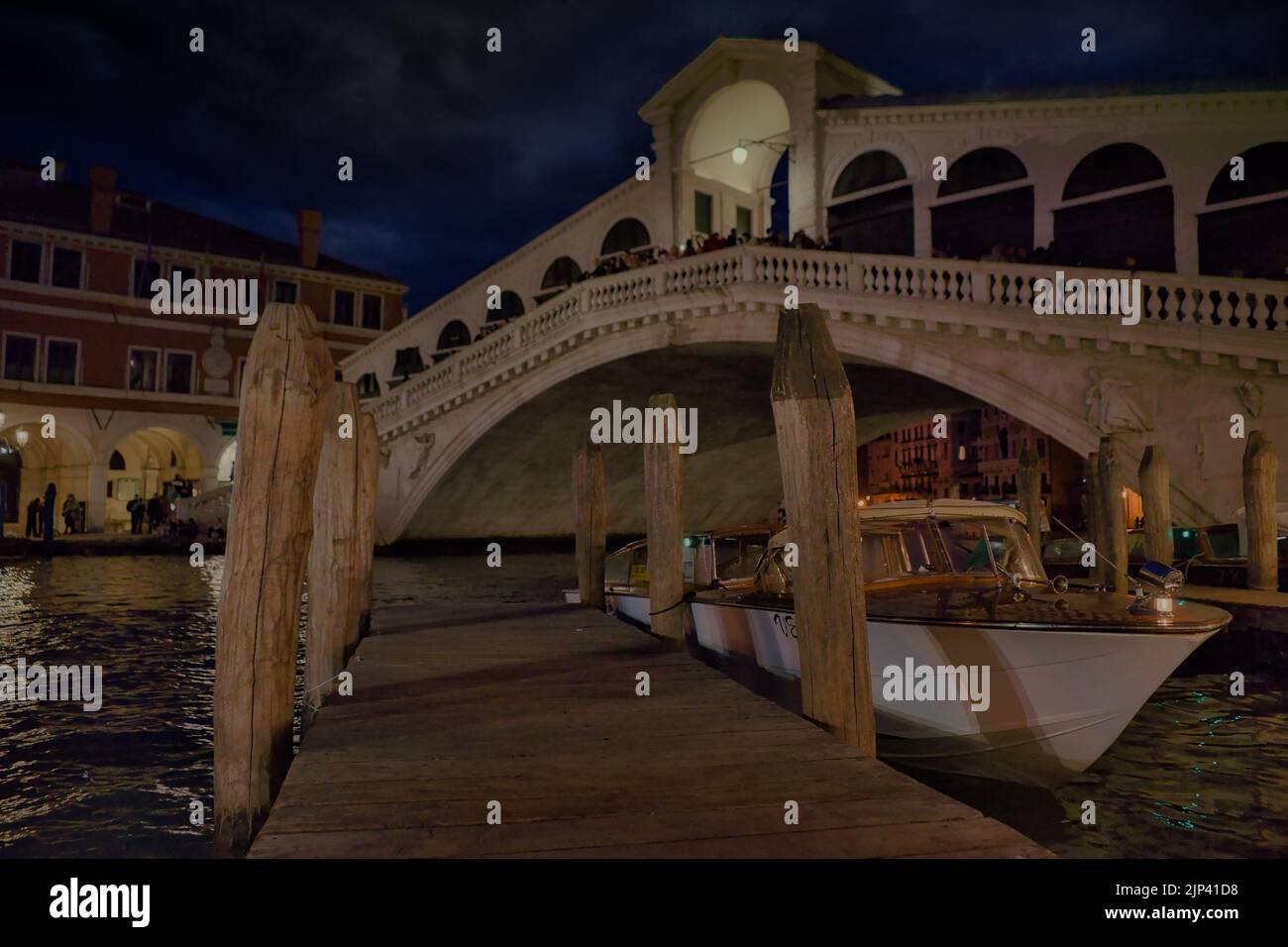 Ein tiefer Blick auf eine wunderschöne Brücke über dem Wasser in Venedig, Italien Stockfoto