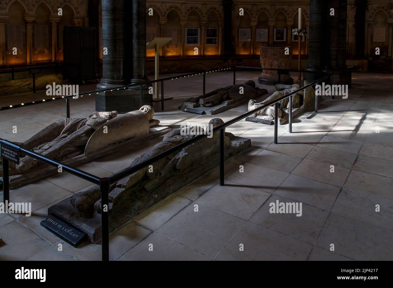 LONDON, GROSSBRITANNIEN - 19. SEPTEMBER 2014: Dies sind alte Rittersarkophage der Tempelritter in der Temple Church. Stockfoto