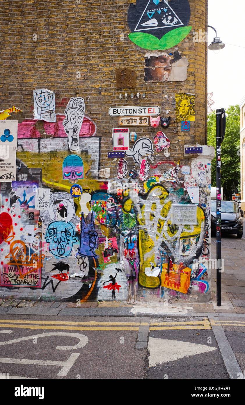 Buxton Street E1 an der Brick Lane, Shoreditch, wo jeder verfügbare Platz in Graffitti abgedeckt ist Stockfoto